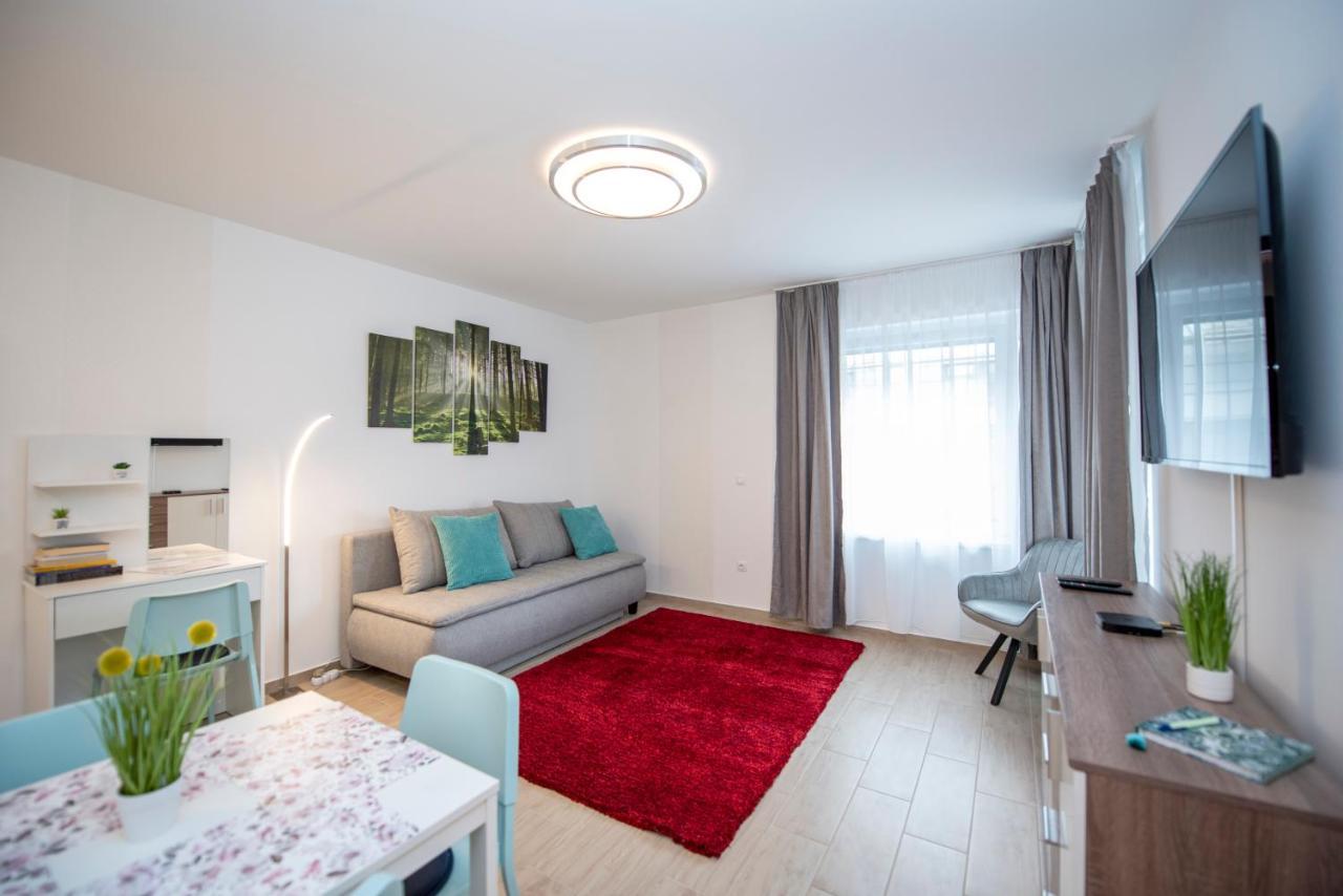 Lovely Apartman- Free Parking เปตช์ ภายนอก รูปภาพ
